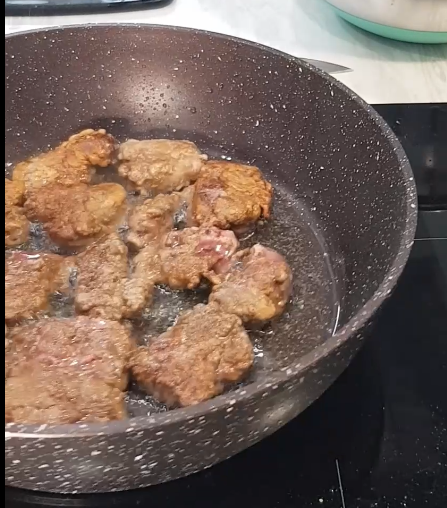 Печень на сковороде в крахмальной панировке, золотистая корочка, аппетитные пузырьки масла.