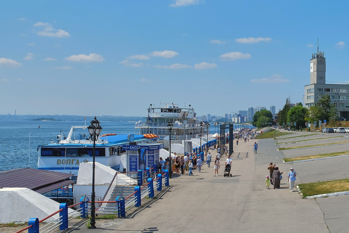 От первого и второго причала на набережной можно отправиться на теплоходную прогулку. Вариантов много: по маршрутам и продолжительности, актуальные цены есть на сайте. Фото: Vyacheslav Bukharov / Wikipedia