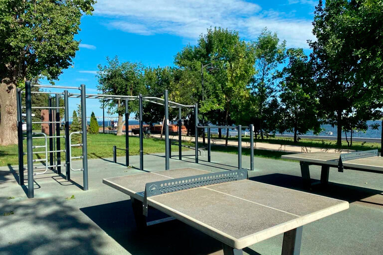 На спортивных площадках есть столы для игры в настольный теннис. Ракетки и мячик нужно приносить с собой. Фото: Eduard / Яндекс Карты