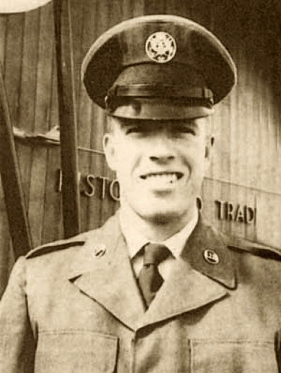 Карлос Рэй (Чак) Норрис, военнослужащий американской военной полиции, конец 1950-х годов. Источник изображения Wikimedia commons.