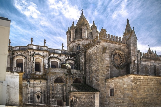 Рис. 1. Собор Эворы (порт. Sé de Évora) – кафедральный католический собор архиепархии Эворы, самый большой католический собор Португалии