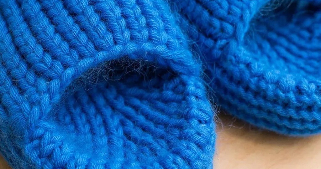 Уютные синие тапочки, связанные с теплом