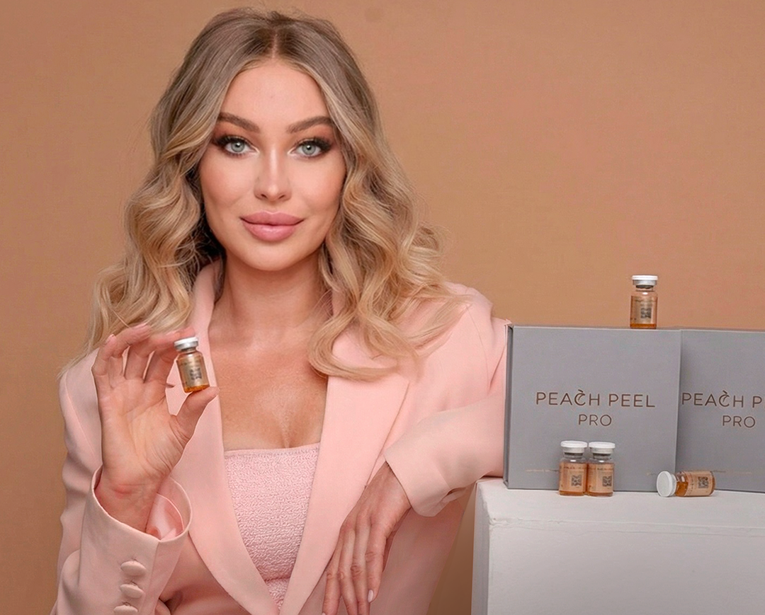 Алёна Саромыцкая, врач дерматолог, косметолог высшей категории, основатель сети клиник эстетической медицины Professional, сертифицированный тренер ведущих европейских компаний, преподаватель кадавер курса Университета Максимилиана Людвига (Германия), член американской Ассоциации специалистов по лазерной хирургии ASLM, действующий спикер российских и международных конгрессов по эстетической медицине и косметологии, бьюти-эксперт ведущих федеральных СМИ