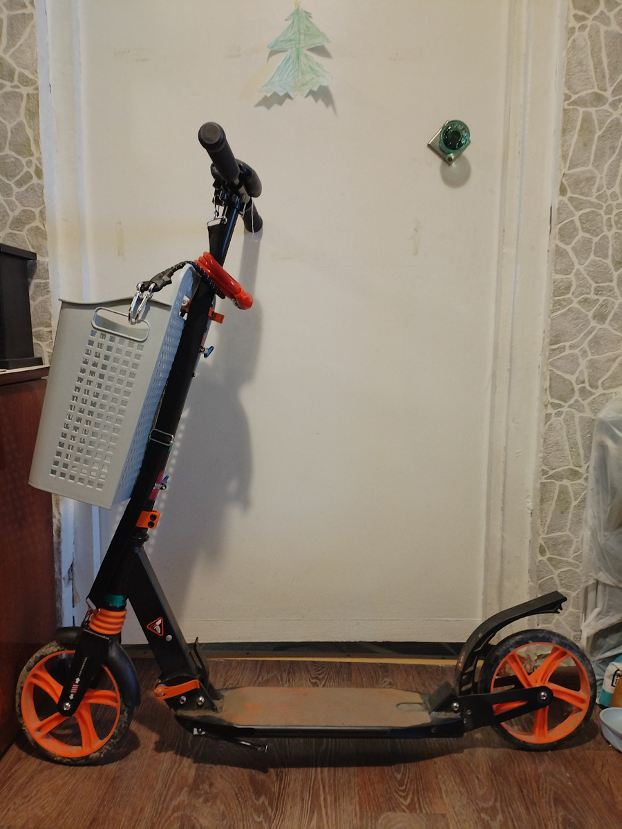 Наш семейный транспорт))) Складной, кстати, что немаловажно в однушке - убрала в кладовку и спишь спокойно)