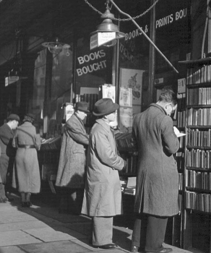 Фото Вольфганга Сушицки (1930-е гг.): Улица Чаринг-кросс-роуд - книжный центр Лондона