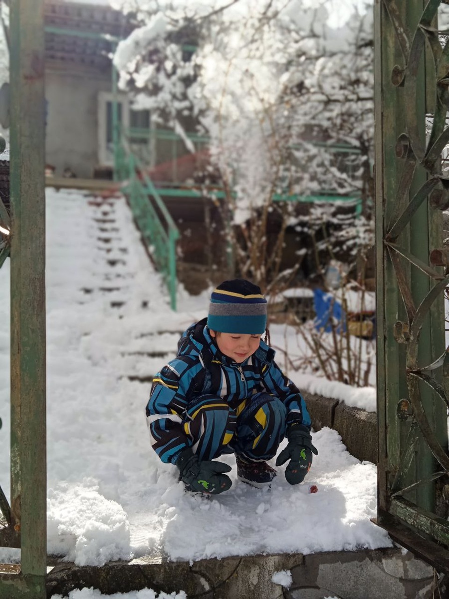 А за рулем будет сидеть уставший владелец самого популярного в мире ресторана, крутить баранку и тихонько напевать:
- Белая ночь опустилась, как облако,
Ветер гадает на юной листве...