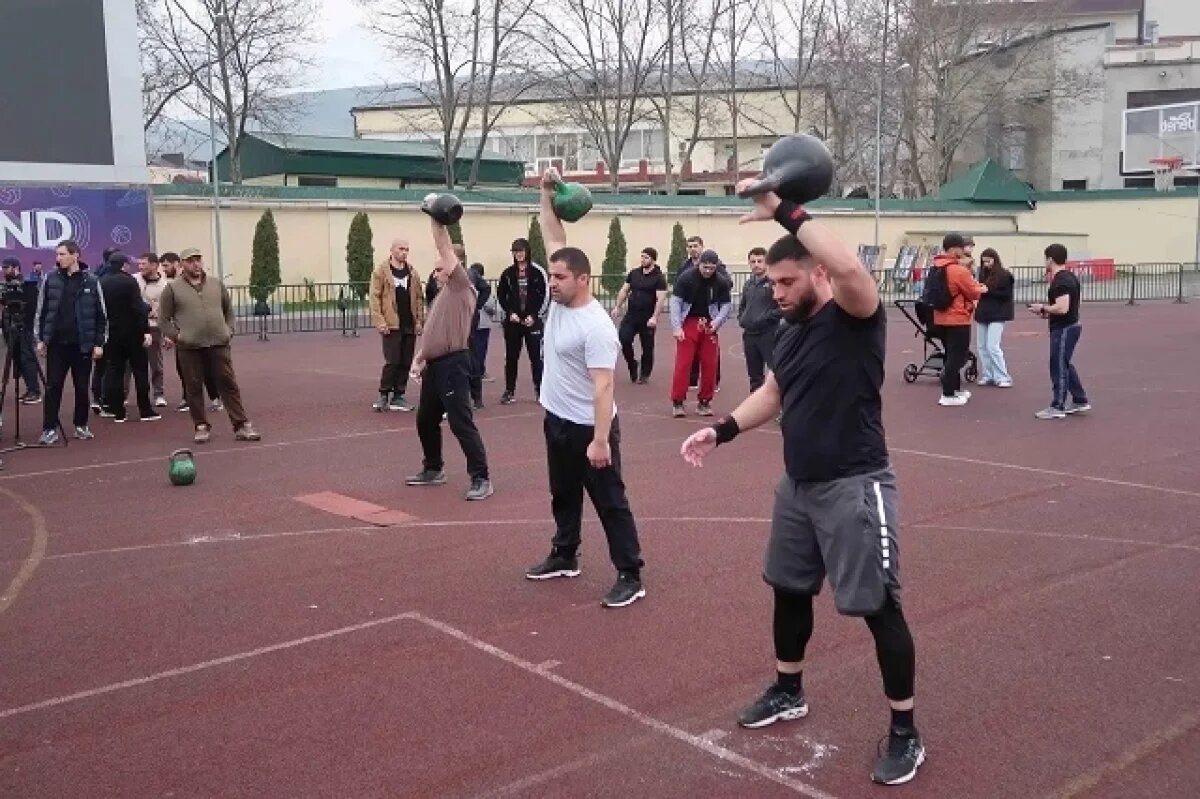    В Махачкале силовики выявили сильнейших в перетягивании каната и гире