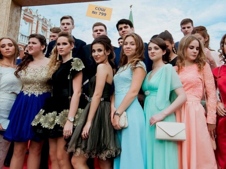    Иллюстрация к материалу: Выпускной в 2026 году: стилист назвала возможную сумму расходов до 120 тысяч рублей
