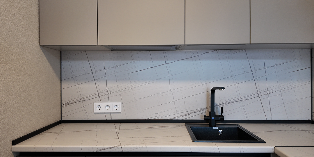 Почему кухни за 150 000 и за 600 000 ₽ могут выглядеть одинаково (и в чём реальная разница)