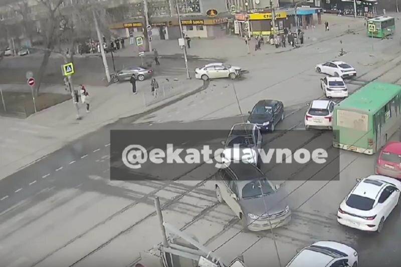    Скриншот видео с telegram-канала «Екатеринбург. Главное». Первые секунды после ДТП
