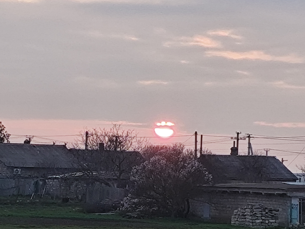 Ну не белое оно совсем...