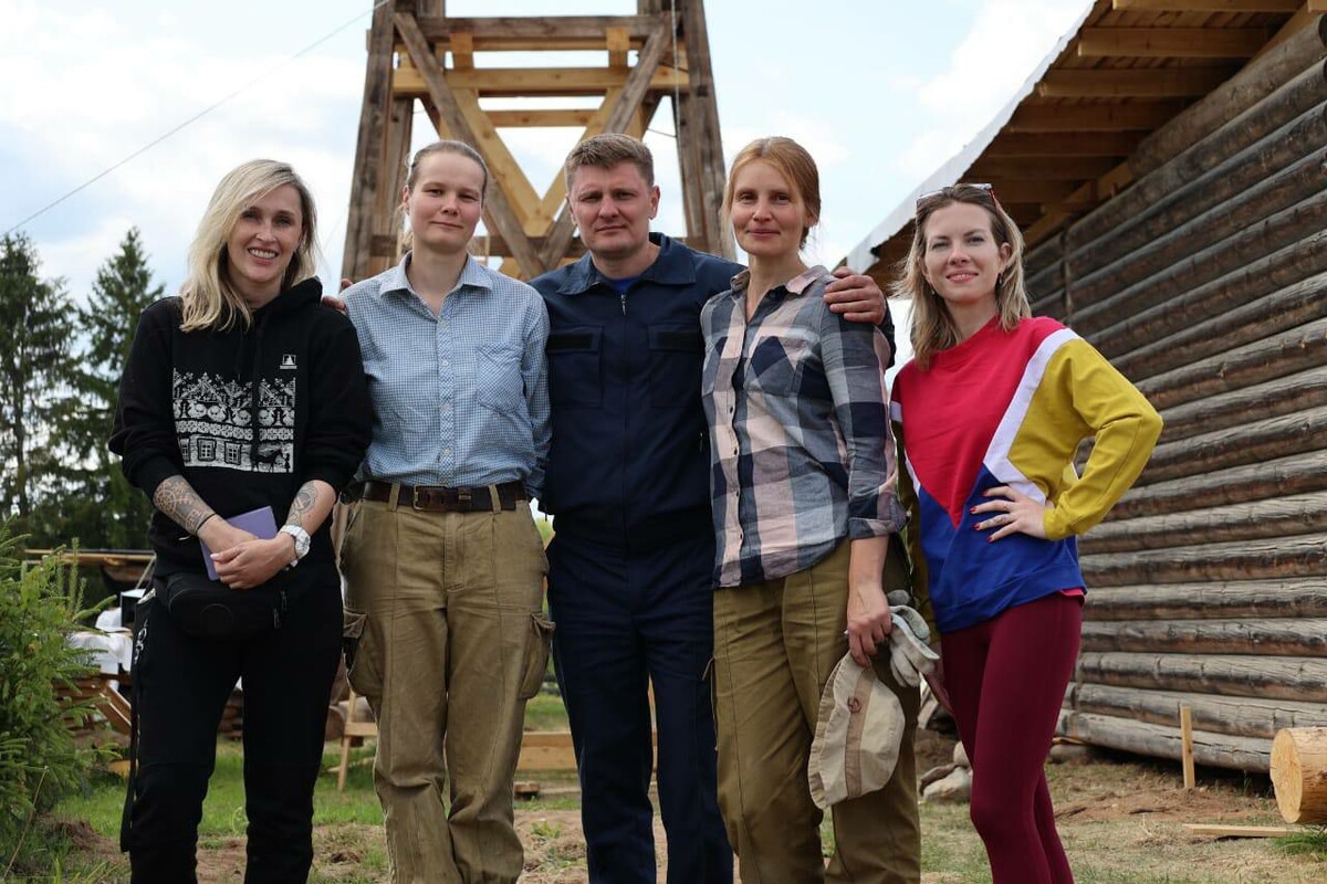 Юлия Невская (слева в черном) на съемках фильма «Стены Русского Севера»