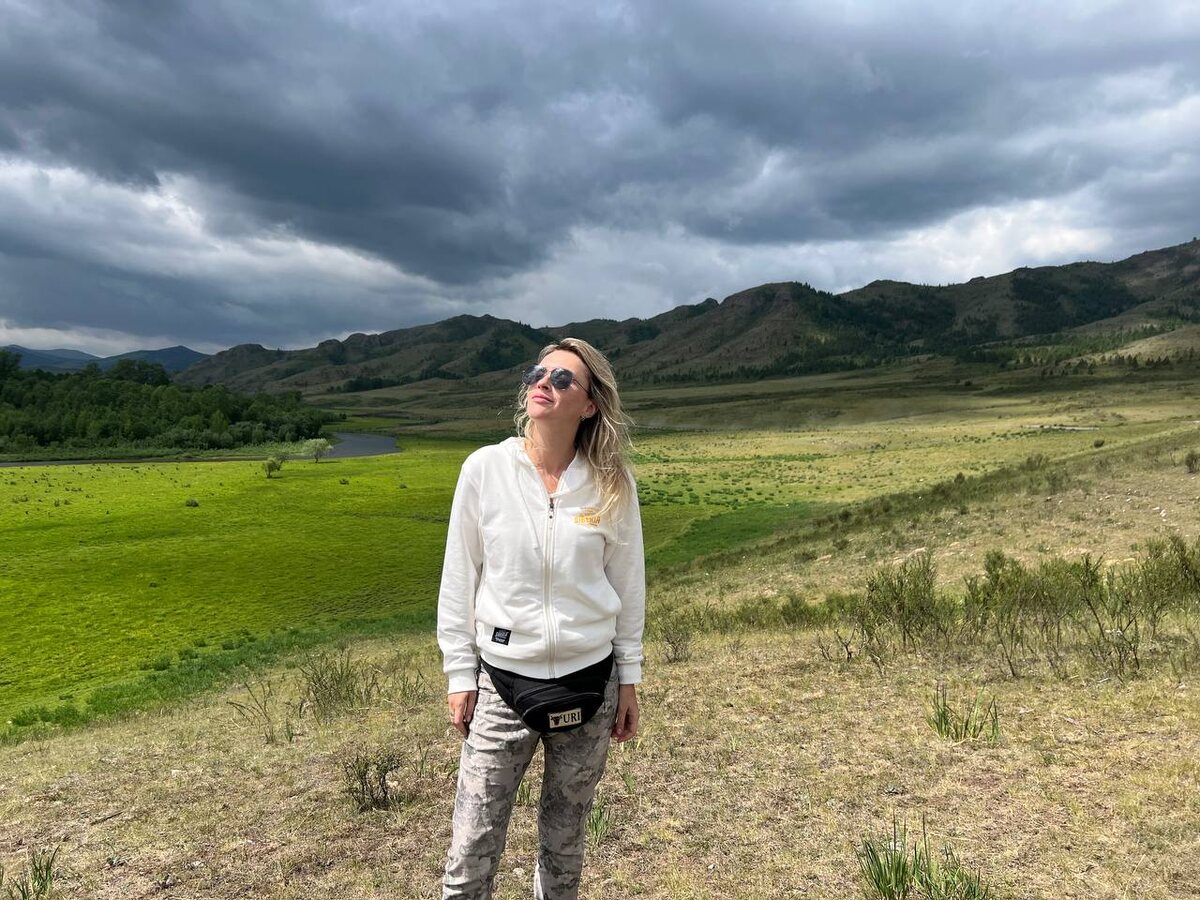 Юлия Невская на съемках в Хакасии. Фото сделано рядом с заповедником «Казановка»