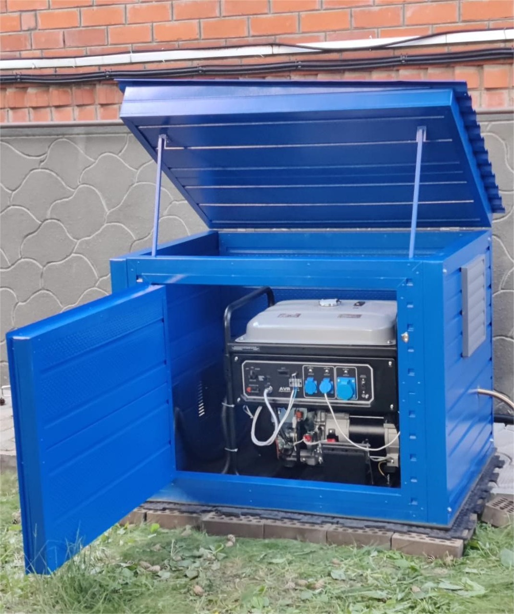 Бензиновй генератор в шумозащитном кожухе.