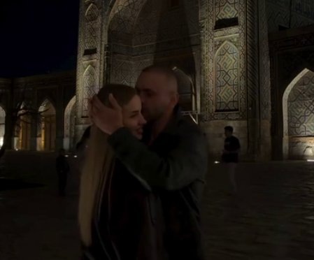 Максим Евстропов шокировал зрителей Дома 2 историей о новой любви. Он 
совсем недавно встретил девушку и уже признается ей в чувствах, хотя ещё
 не разведён с женой Анной Евстроповой, о чем мы рассказывали на шлоке.



Анна Самонина просит подписчиц не присылать ей фото Евтропова с новой 
дамой, а Максим уже опубликовал видео с молодой длинноволосой 
блондинкой, которую он носит на руках.



Видео сделано не в том ауле, где жила Самонина с дочкой, а в Самарканде.
 Зрители дома 2 сделали вывод, что Евстропов Самонину не любил и 
специально привёз её в узбекскую деревню, чтобы она сбежала к маме и подала на развод. А теперь с новой подругой на Бали отправится Евстропов?