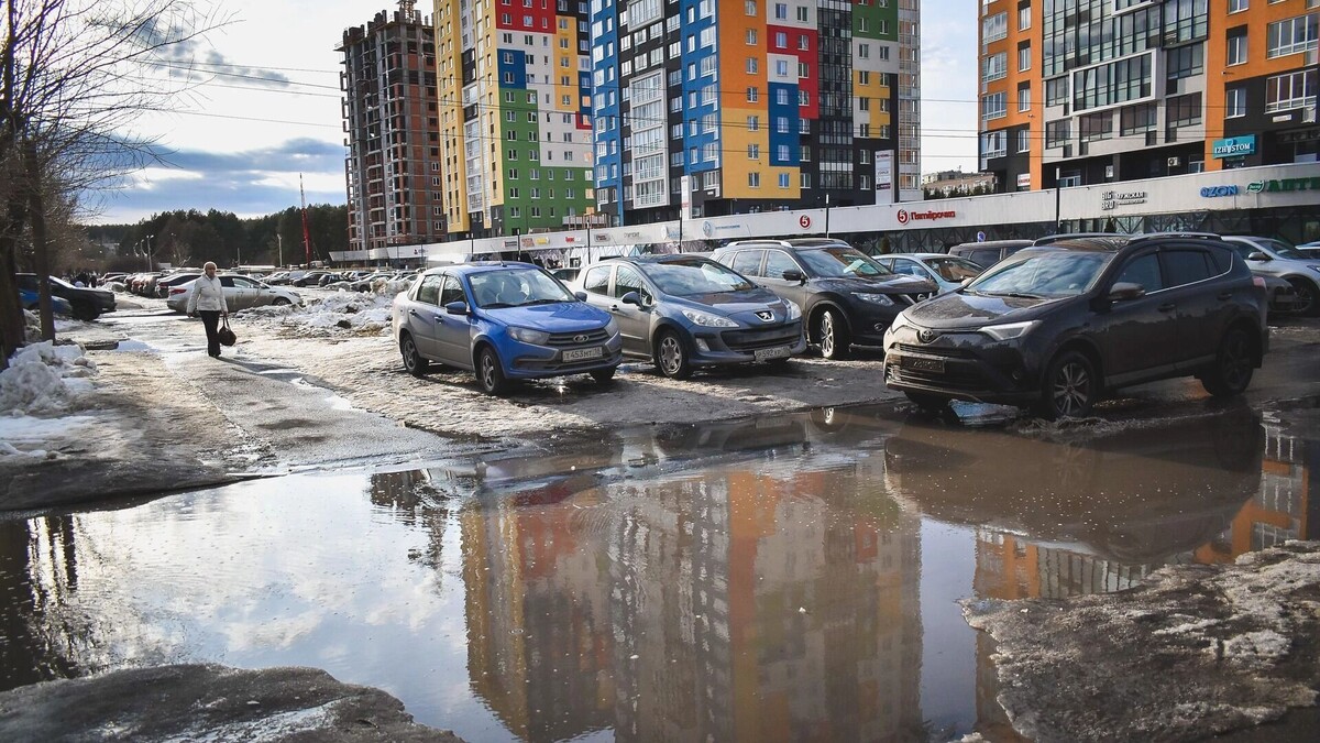    Жители ХМАО с трудом могут выйти из своих домов из-за огромных луж