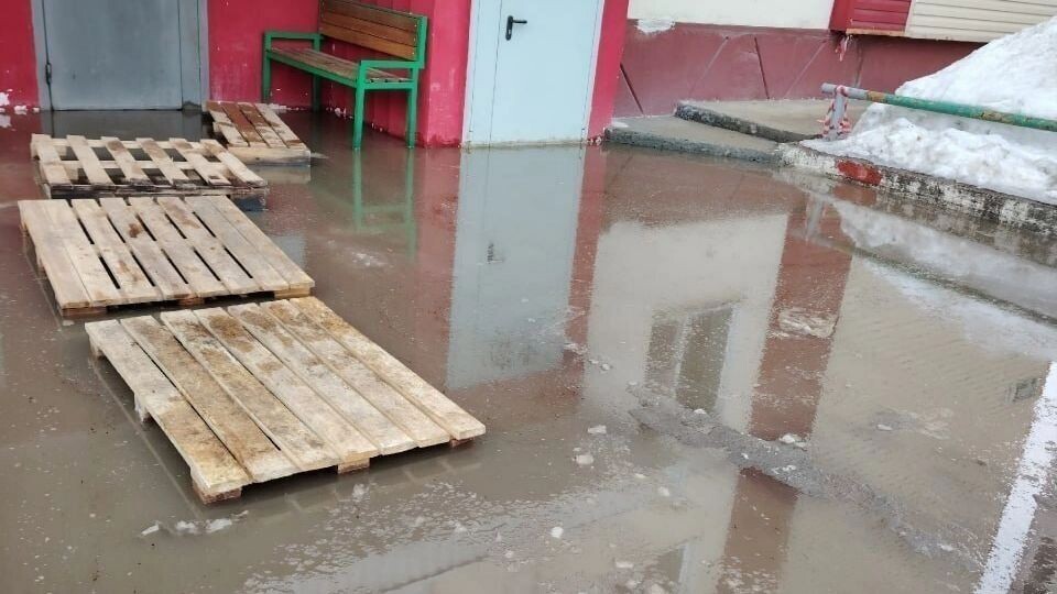    Огромная лужа возле подъезда в Нижневартовске   Telegram-канал «ЧП ХМАО Югра»