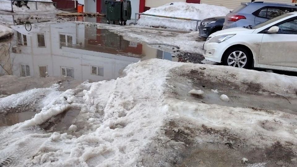    Огромная лужа возле подъезда в Нижневартовске   Telegram-канал "ЧП ХМАО Югра"