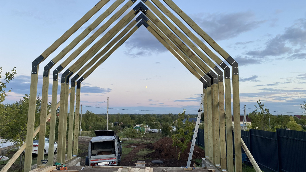 Процесс в разгаре. Благодаря пресборке на земле, рамы каркаса встают на свои места одна за другой.