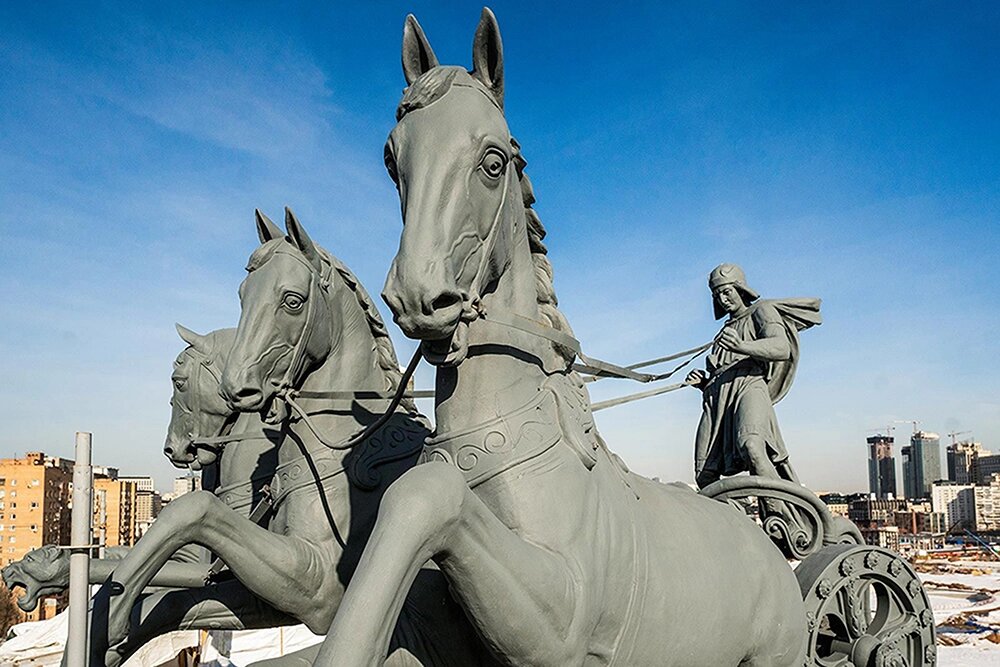    Конные скульптуры на Московском ипподроме. Фото: Пресс-служба Мэра и Правительства Москвы