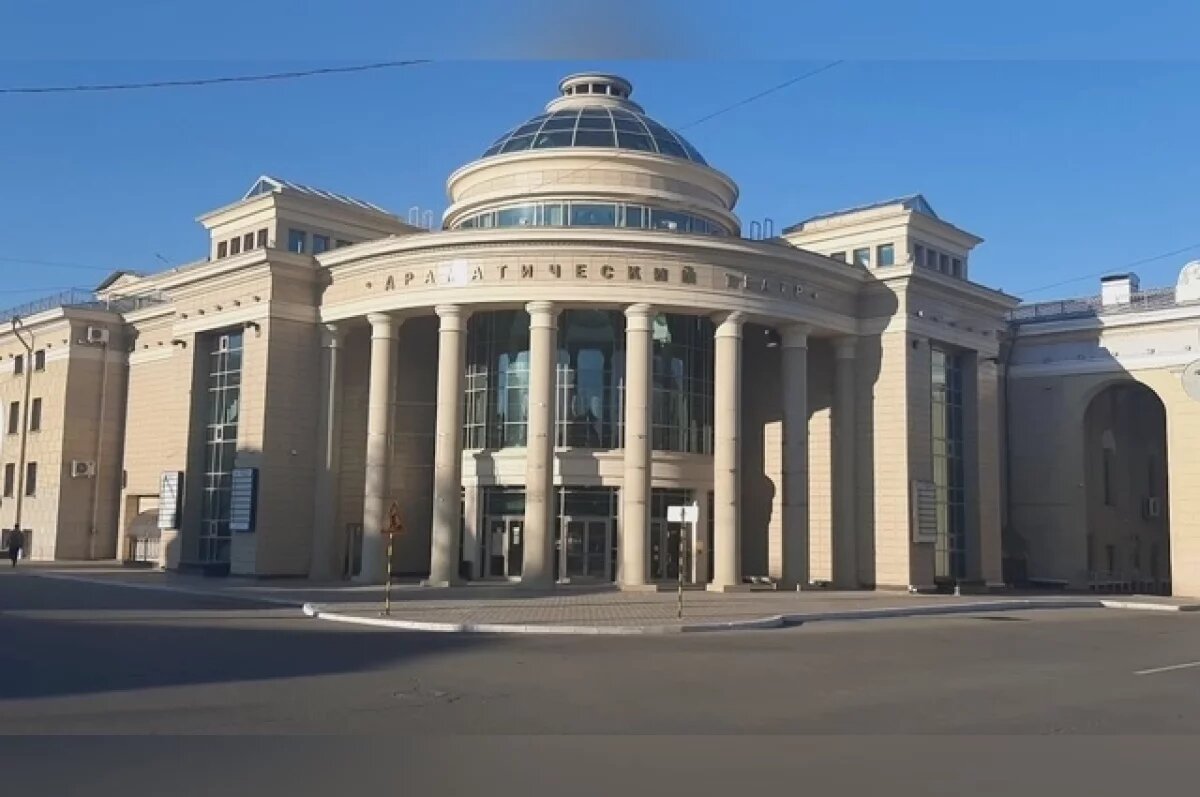    Сцена вместо стойл.