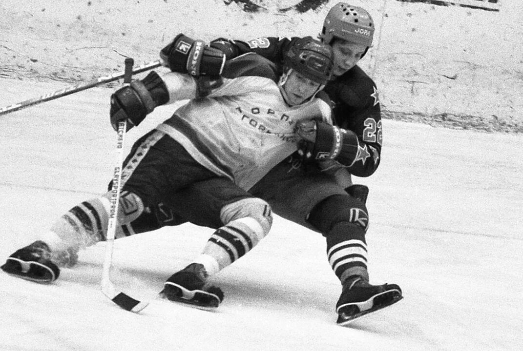 Фото из открытых источников (В.Ковин под плотной опекой игрока СКА)