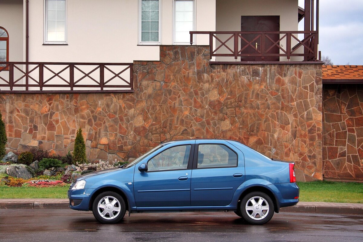 Renault Logan первого поколения в рестайлинговом исполнении, известном как Фаза 2, к 2026 году окончательно закрепил за собой статус автомобиля-выживальщика