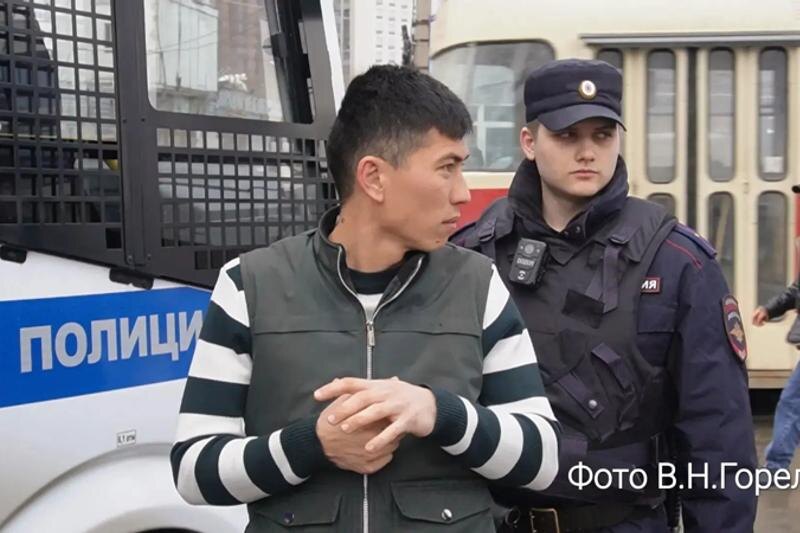    Фото с рейда предоставлено В. Н. Горелых. Мигрант и сотрудник полиции