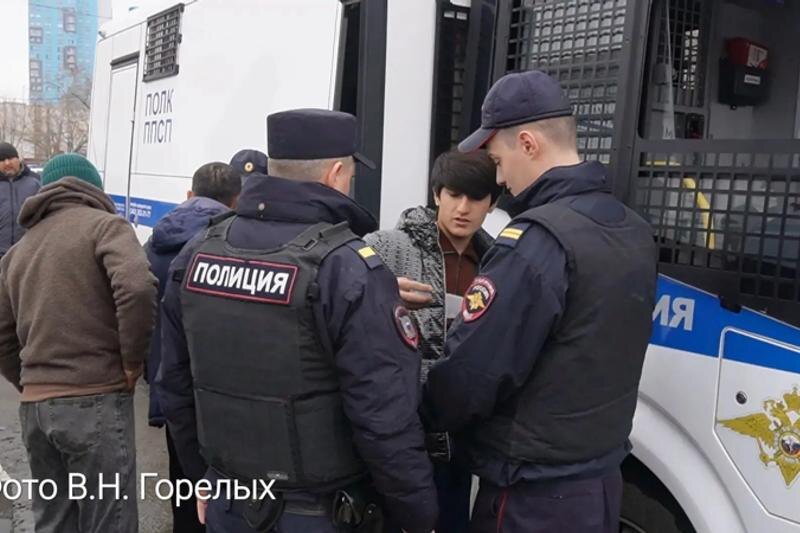    Фото с рейда предоставлено В. Н. Горелых. Мигрант и сотрудник полиции