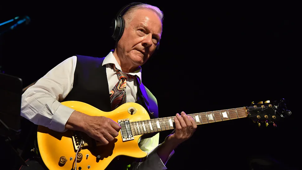 ЛОНДОН, АНГЛИЯ. 21 ОКТЯБРЯ: Роберт Фрипп выступает на концерте Toyah and Robert`s Sunday Lunch в O2 Shepherd`s Bush Empire 21 октября 2023 года в Лондоне, Англия. (Фото: C Brandon/Redferns) (Фото: Getty Images)