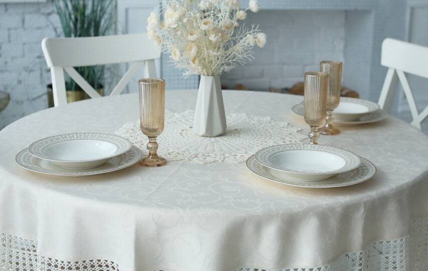 Скатерть с кружевом ручной работы