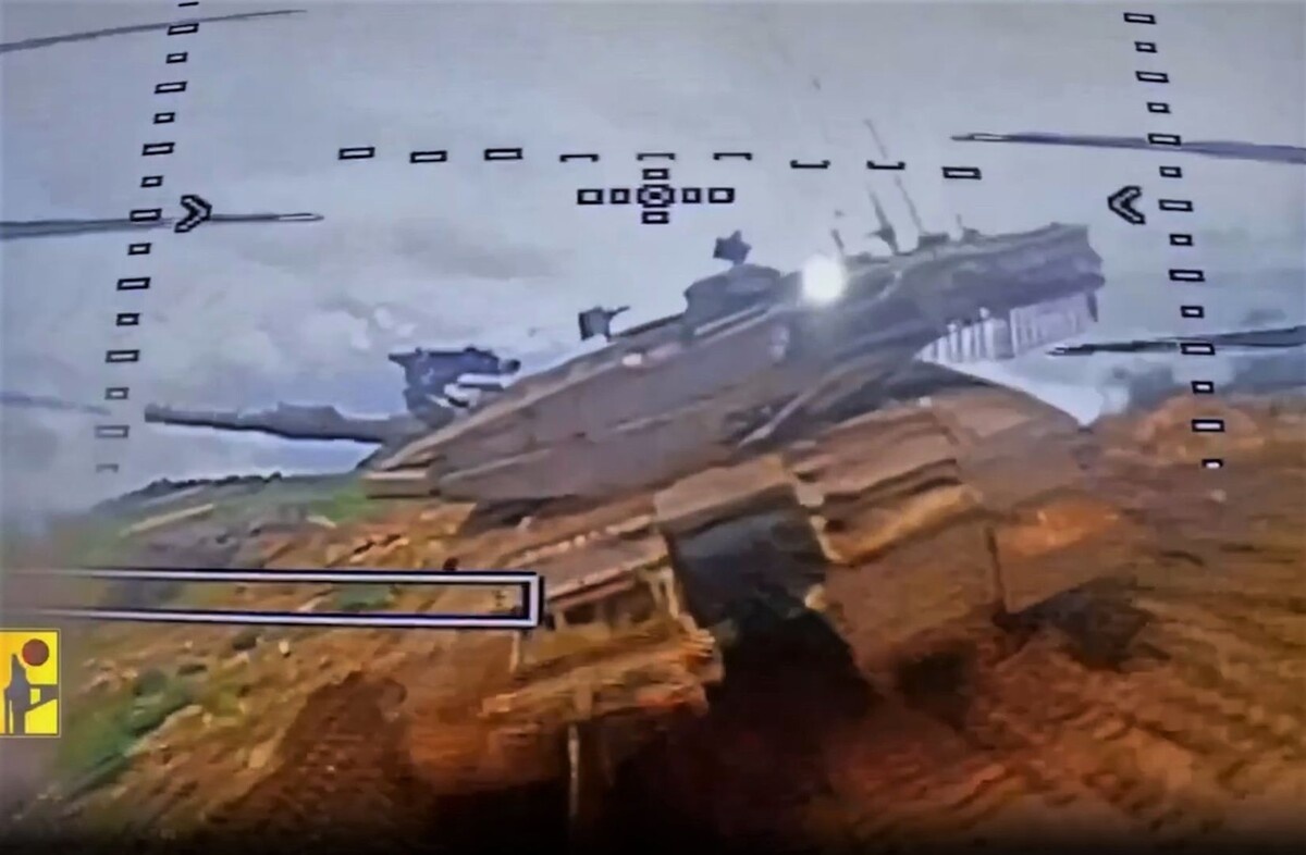 "Дрон" атакует танк "Меркава". кадр из видео. фото: яндекс.