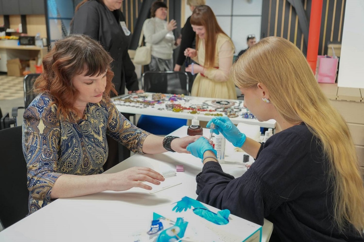    Участницам праздника даже сделали маникюр