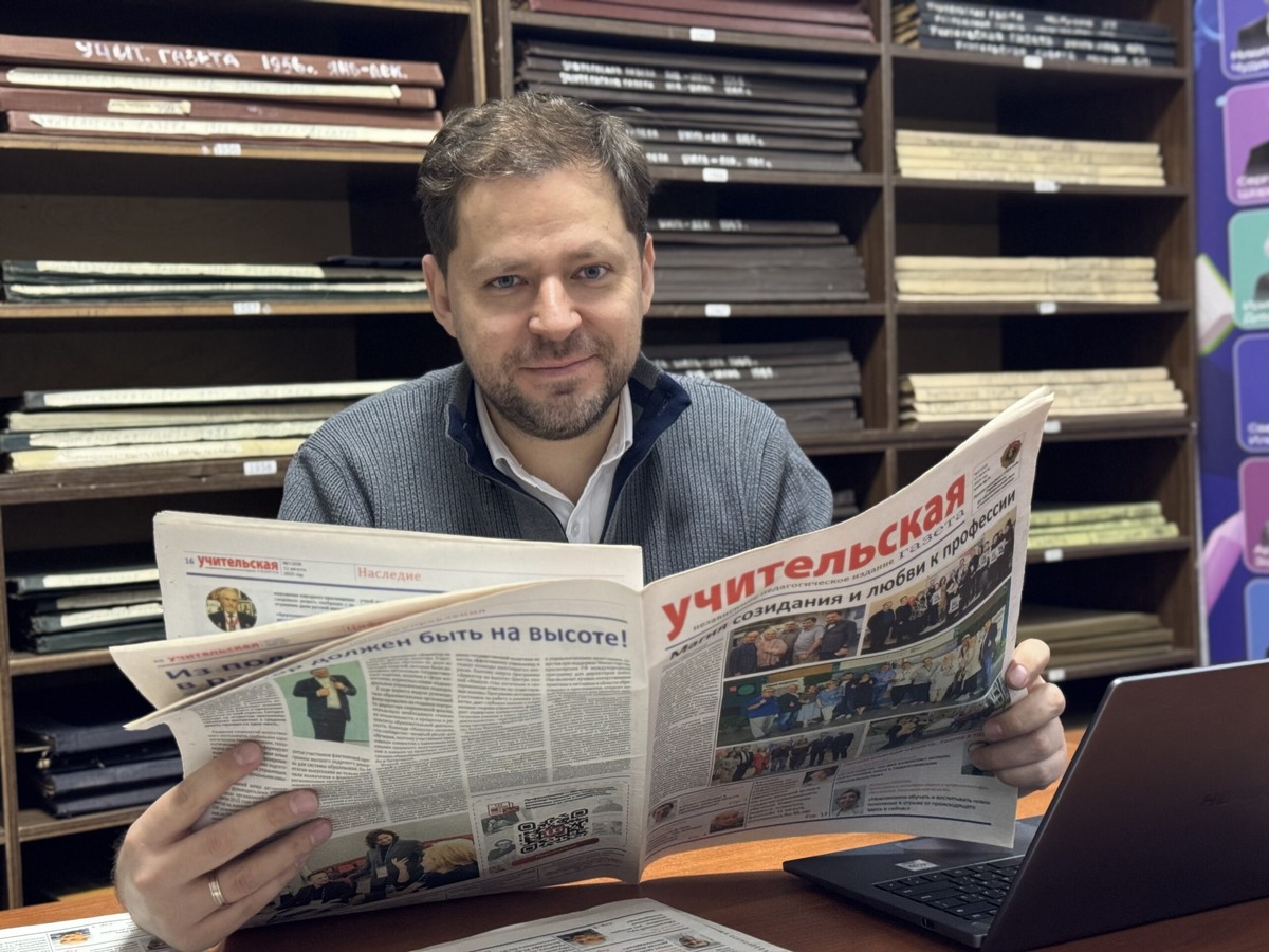    Главный редактор «Учительской газеты» Никита Чудин в архиве издания. Фото: Алёна Минина