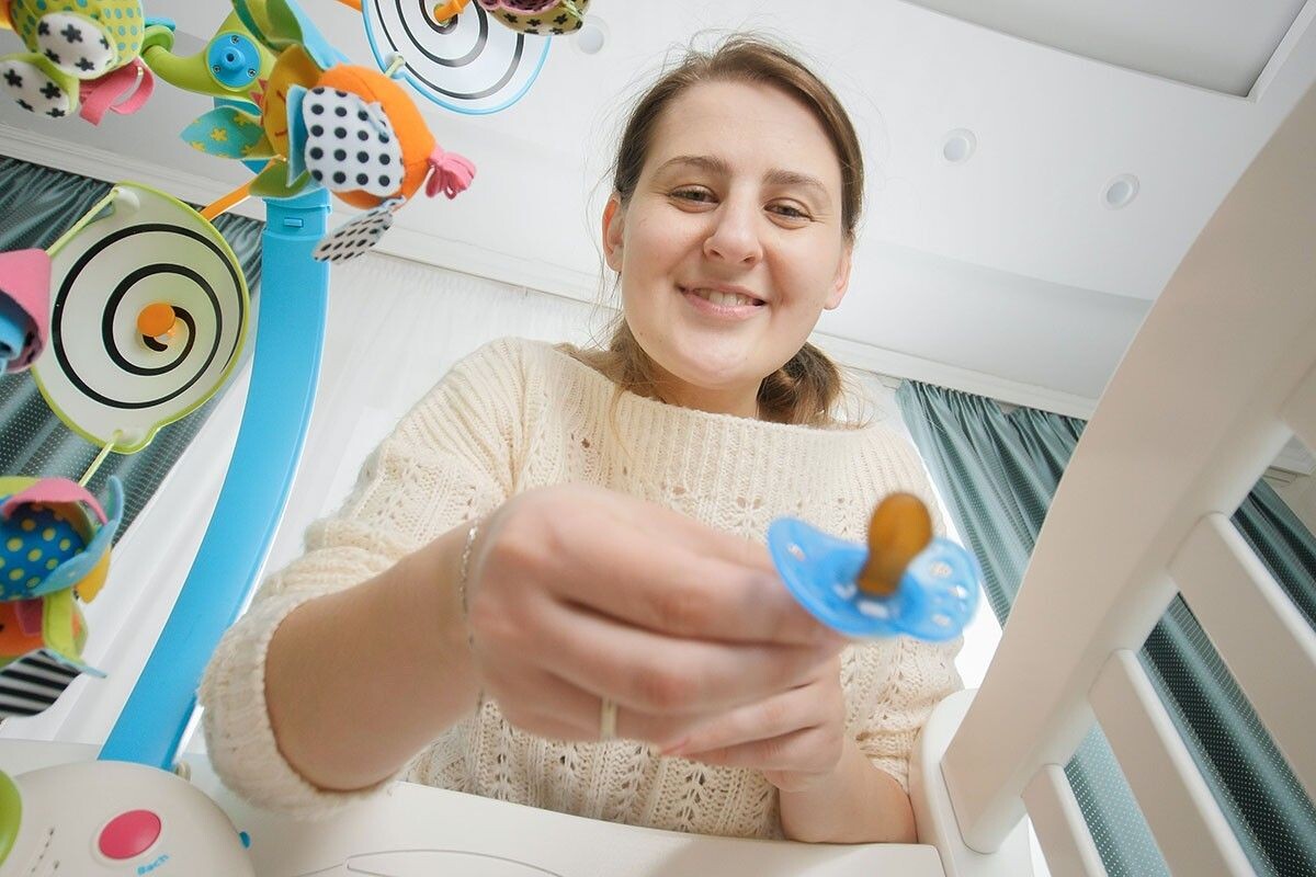 Забрать у малыша соску хоть и сложно, но возможно. Источник: kryzhov / Shutterstock / FOTODOM📷
