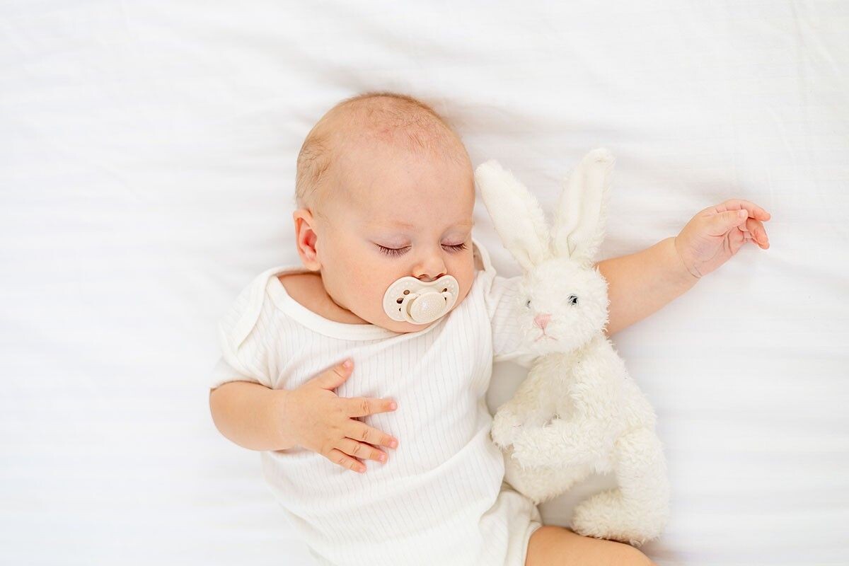 Грудничкам можно давать пустышки после 3–5 недель. Источник: ANNA GRANT / Shutterstock / FOTODOM📷
