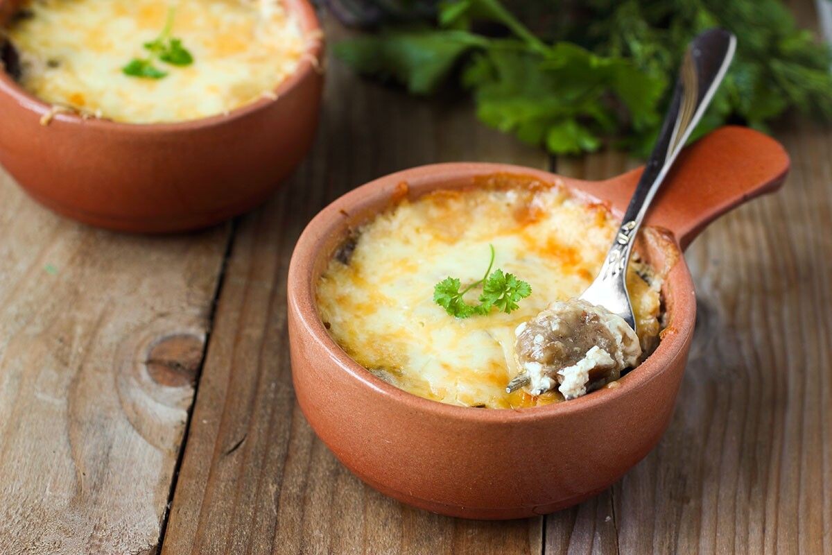 Жюльен ошибочно считают французским блюдом. На самом деле закуска появилась в России в XIX веке. Источник: Elena M. Tarasova / Shutterstock / FOTODOM📷
