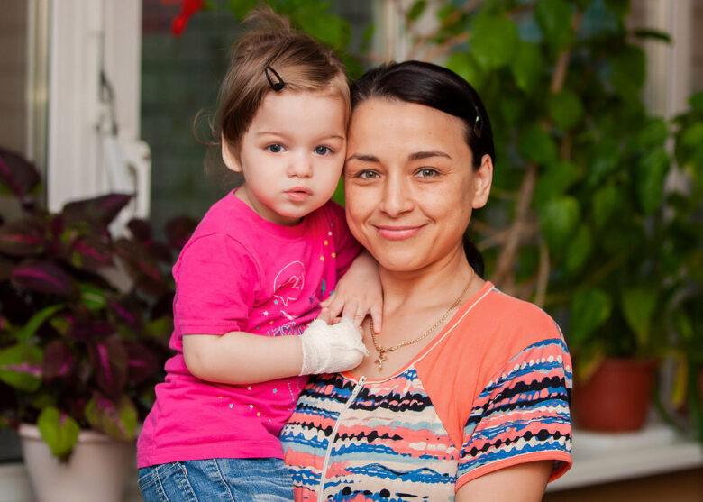 Настя и Диля в НИКИ педиатрии им. Вельтищева, 2022 год. Фото: Дарья Суханова