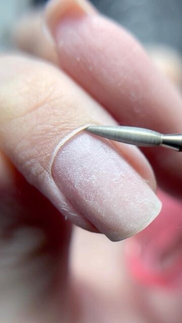 «Безопасное снятие — это когда фреза не касается натурального ногтя. Источник: Pinterest»