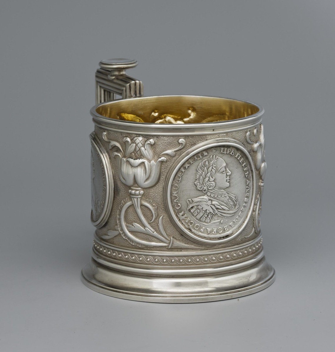 Подстаканник с монетами. Ю. А. Раппопорт. Фирма Карла Фаберже. Санкт-Петербург. Последняя четверть XIX в. Серебро. Государственный Эрмитаж, Санкт-Петербург 