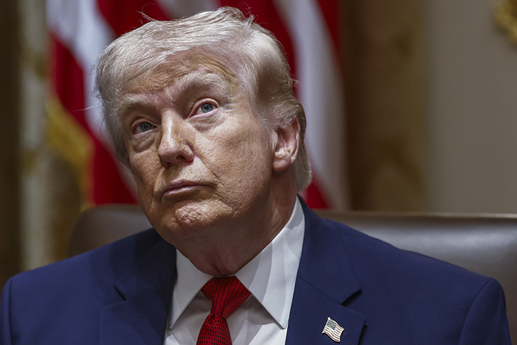    На фоне информации в СМИ о многомиллиардных потерях американских военных президент США Дональд Трамп в очередной раз заявляет о победе над Ираном. Правда, уточняет, что речь идет о победе «с точки зрения военной».   
Фото: © AdMedia / AdMedia / globallookpress.com