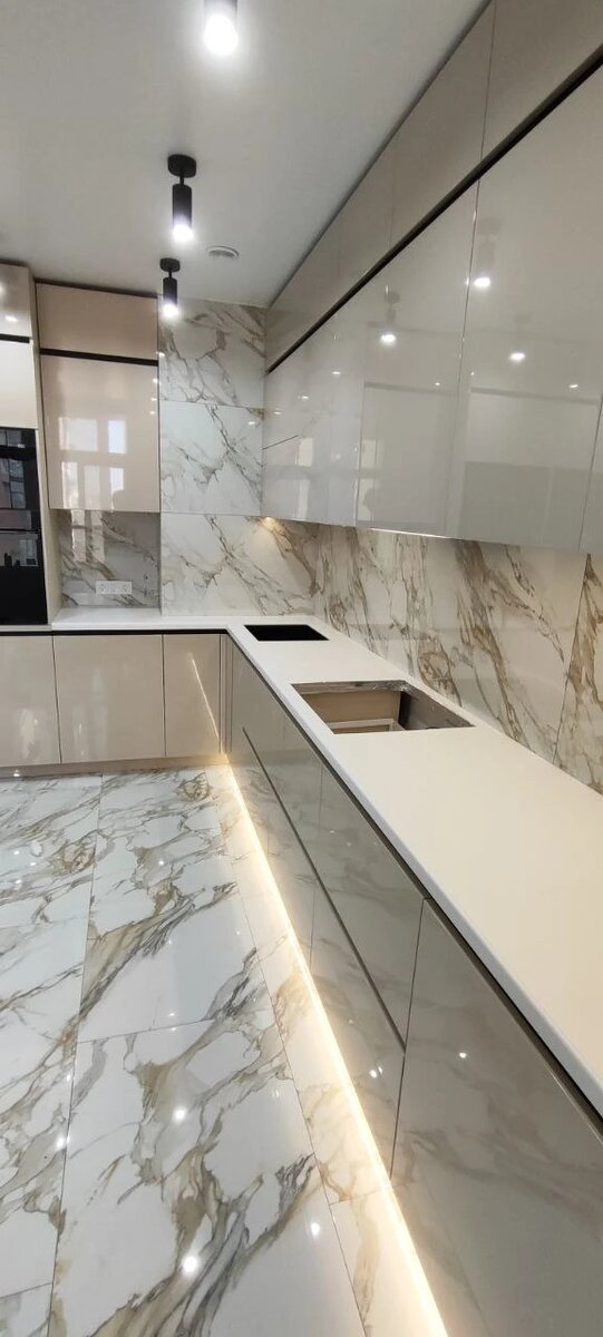 светлая столешница из акрилового камня для кухни