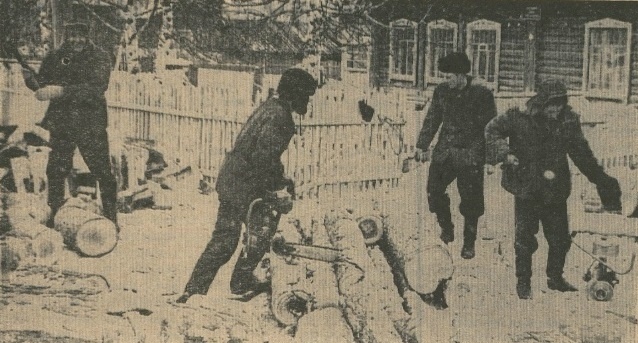 работники райисполкома и его отделов у детского сада (заготовка дров) по ул. Ленинской с. Тегульдет