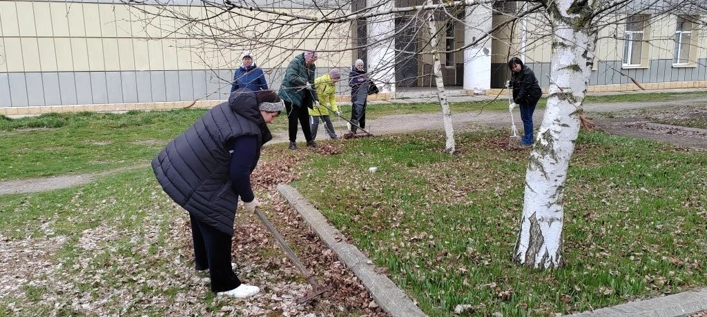 Убираем листья около ДК.