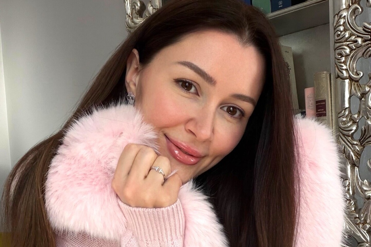     «Кошмар! У меня реально шок»: Анна Заворотнюк показала, как ей испортили волосы в известном салоне Дубая