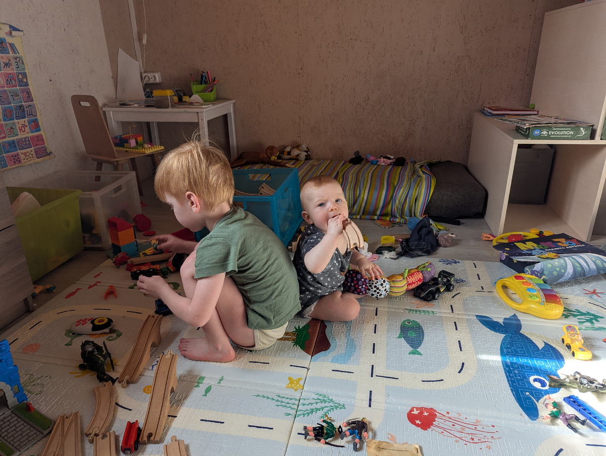 Спина к спине, игрушки сами себя не разбросают