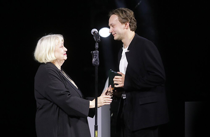     Народная артистка России Елена Шанина и режиссер Сергей Волков, получивший награду в номинации «Театр».    
 Фото: Артур Новосильцев/АГН«Москва»