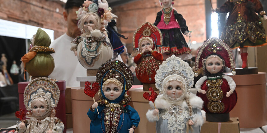 Неваляшки в кокошниках и шарнирные "барби": Петербург настигло "Время кукол"