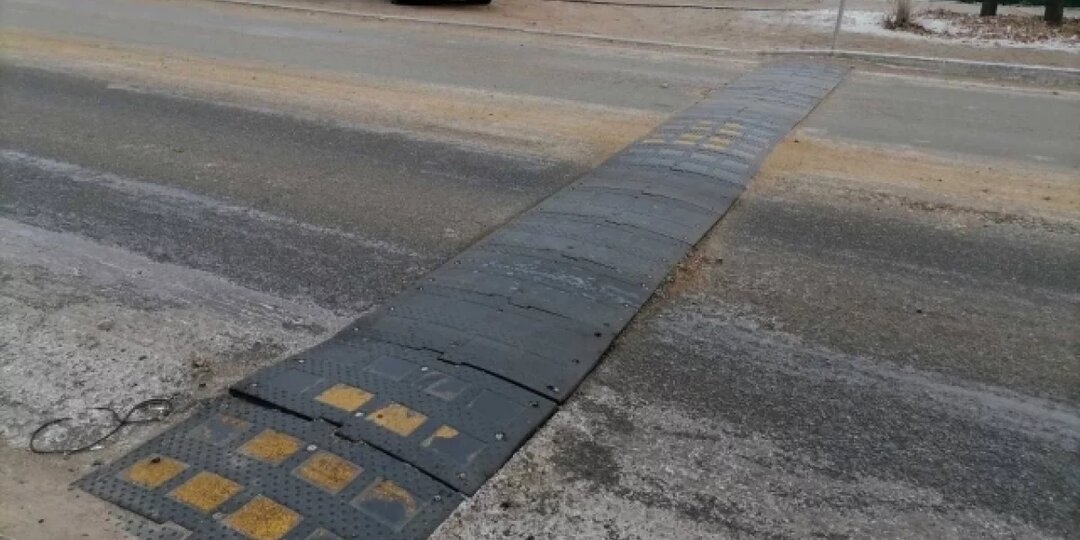 В Калининграде устанавливают новые лежачие полицейские для безопасности