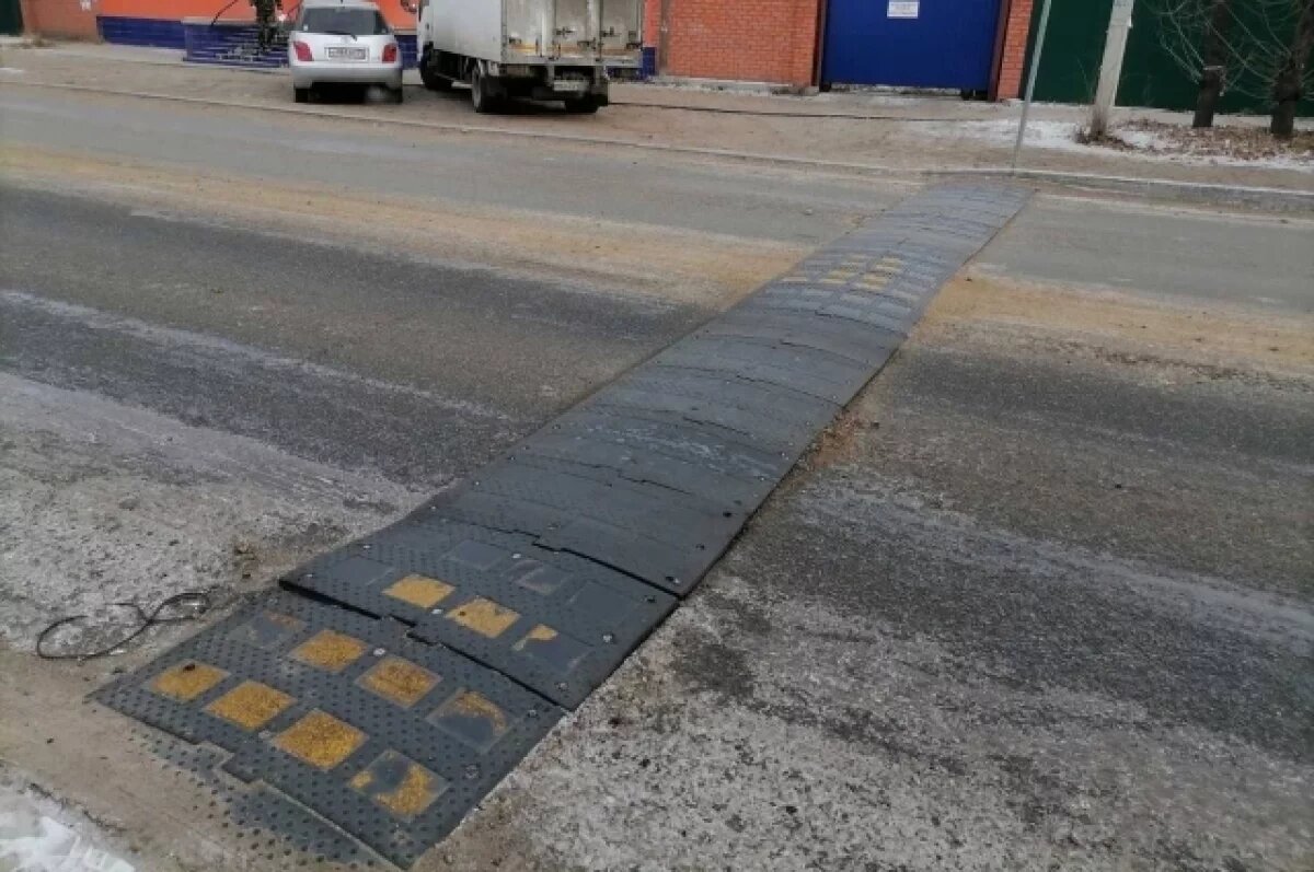    В Калининграде устанавливают новые лежачие полицейские для безопасности